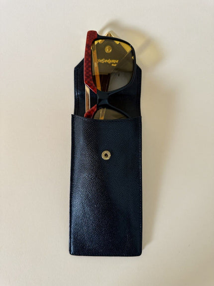 Porta occhiali in pelle nera con dettaglio in metallo oro logato Yves Saint Laurent