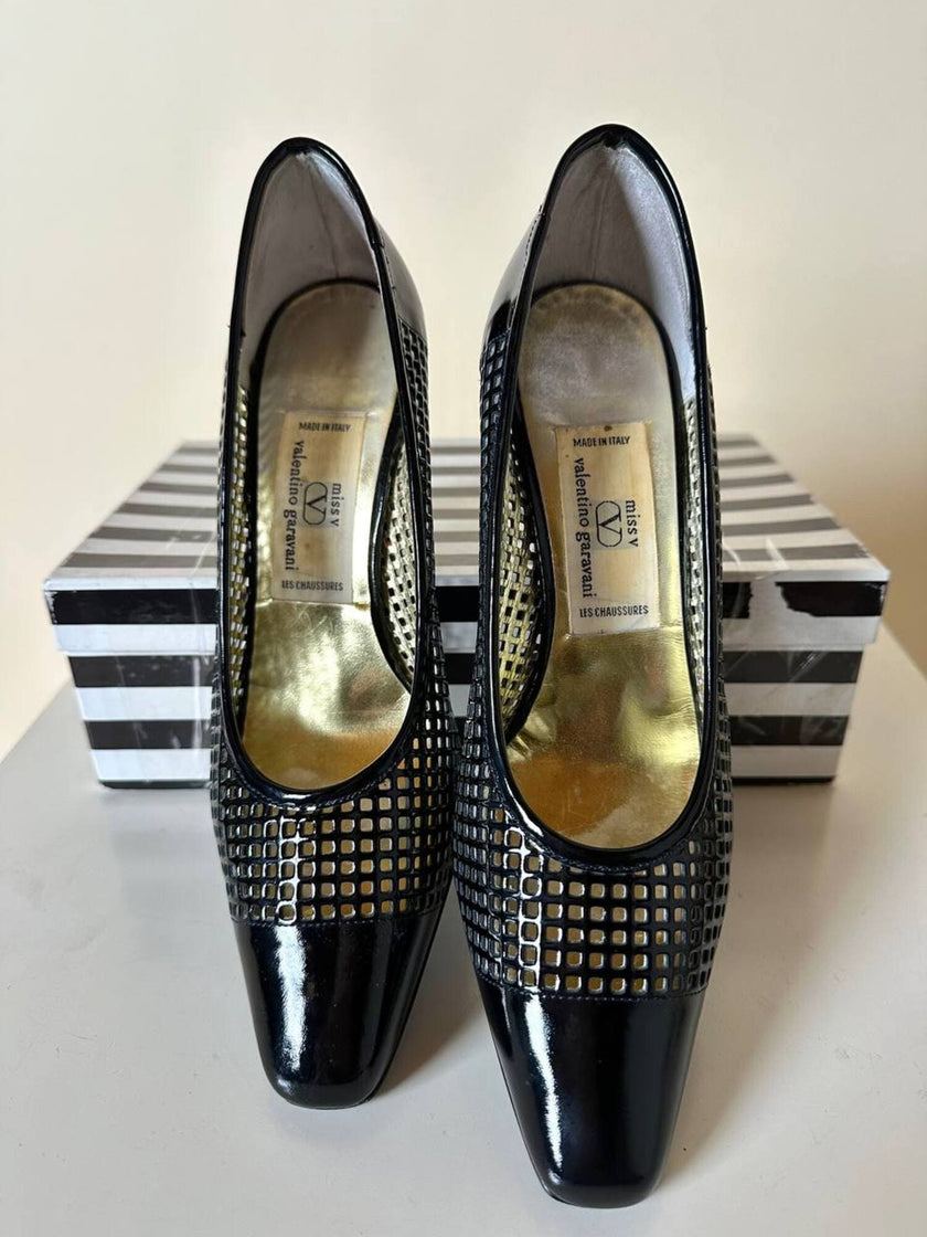 Décolleté vintage Valentino Garavani Miss V in vernice nera traforata con logo nel tacco