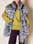 Gilet lungo in volpe argentata con rifiniture in pelle nera