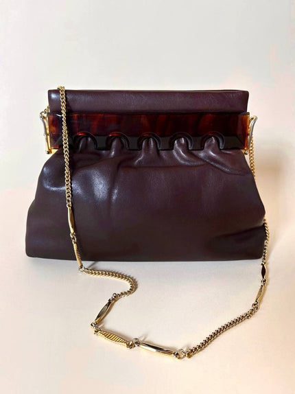 Borsa in pelle color cioccolato con dettaglio in resina effetto tartaruga e tracolla in catena dorata