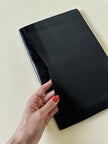 Pochette vintage Yves Saint Laurent in pelle nera con greca logata in rilievo
