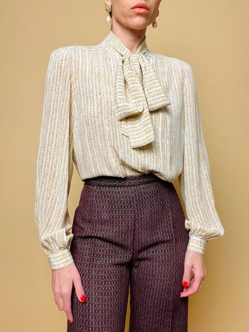 Camicia sartoriale in seta panna fantasia beige con nastro a collo