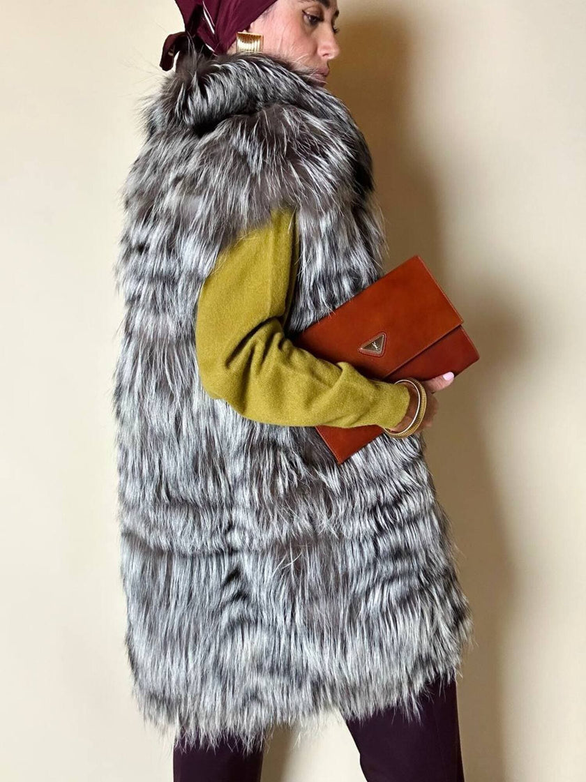Gilet lungo in volpe argentata con rifiniture in pelle nera