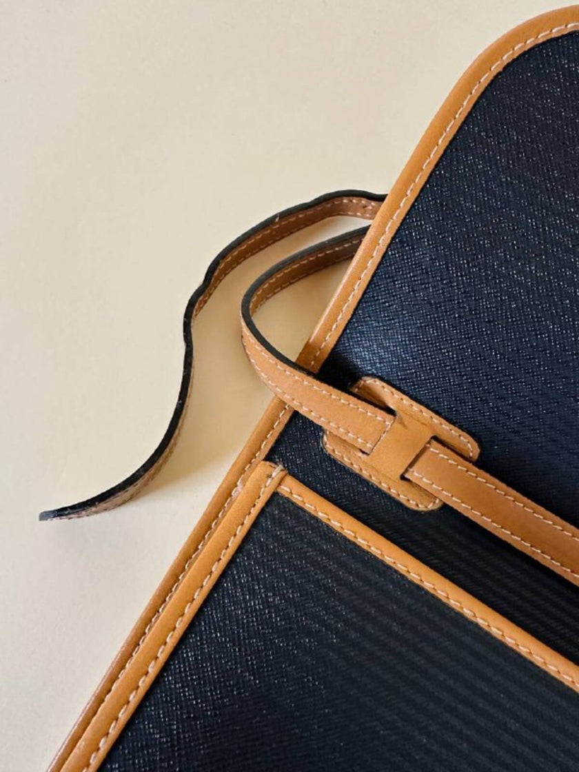 Borsa messenger in pelle nera stampata con profili cuoio “Yves Saint Laurent”