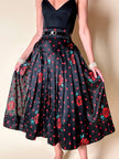 Gonna a ruota in organza jacquard nera a pois rossi con rose rosse dipinte
