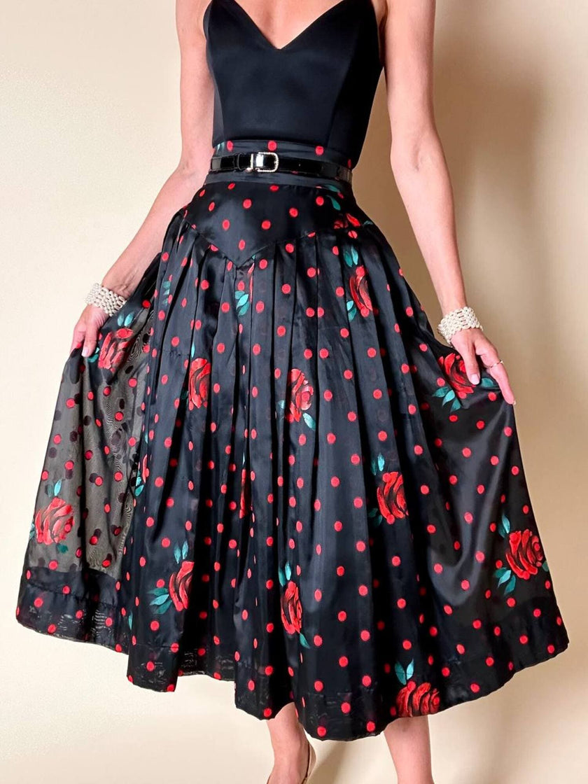 Gonna a ruota in organza jacquard nera a pois rossi con rose rosse dipinte