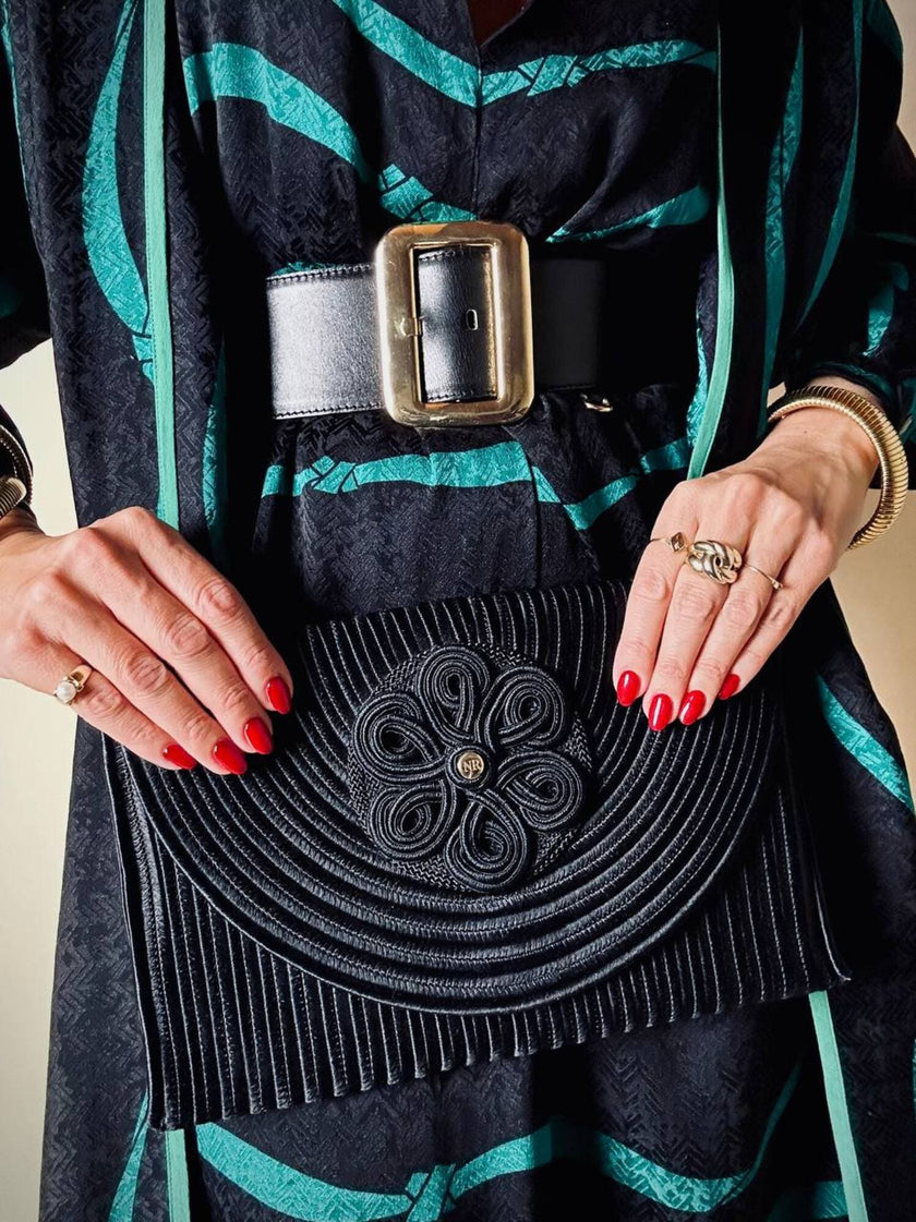 Pochette a busta in passamaneria nera con tracolla “Nina Ricci”