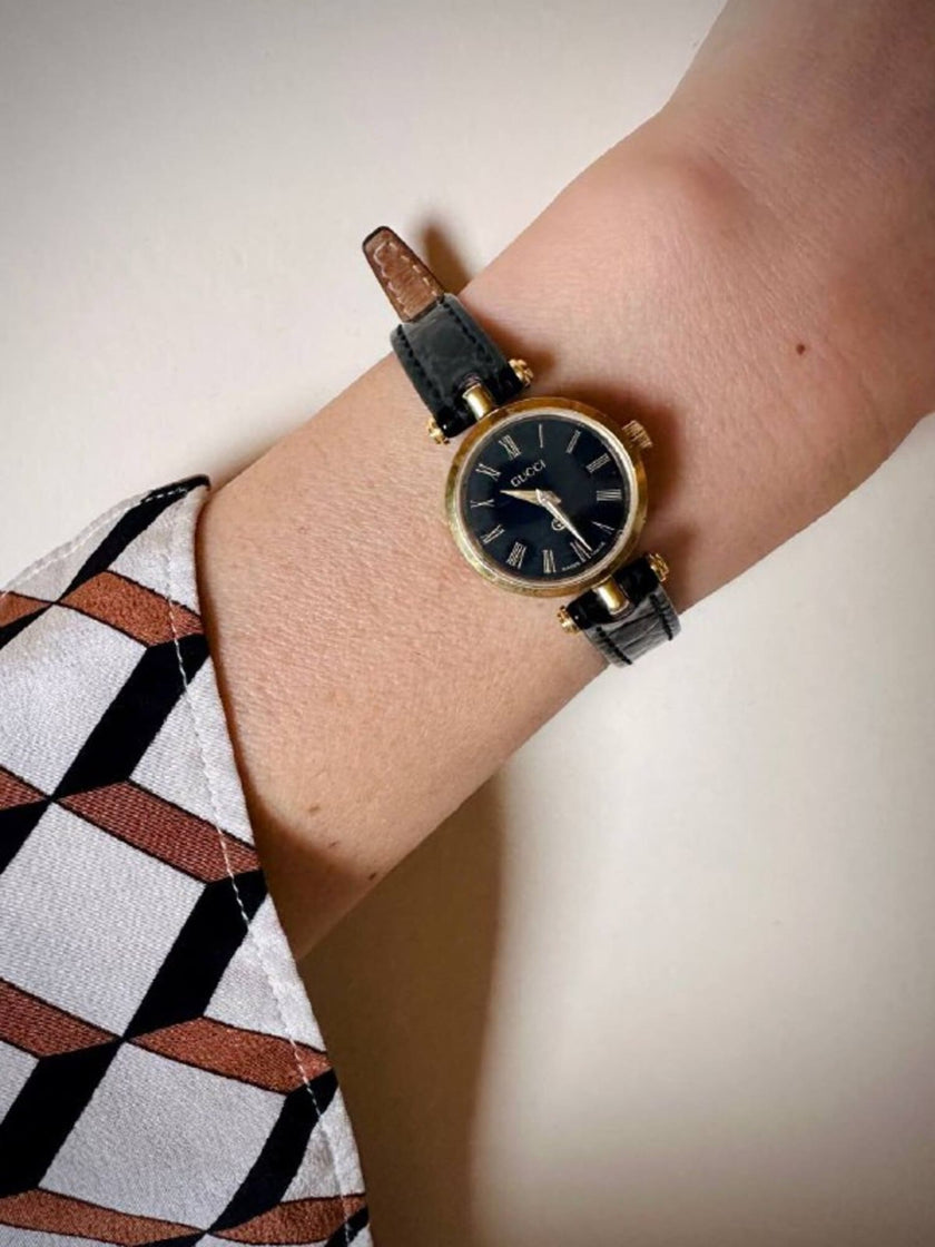 Gucci 4500 Quarzuhr mit goldenem Zifferblatt und schwarzem Lederarmband in Krokodillederoptik