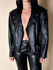 Giacca biker vintage in pelle nera con borchie dorate testa di medusa