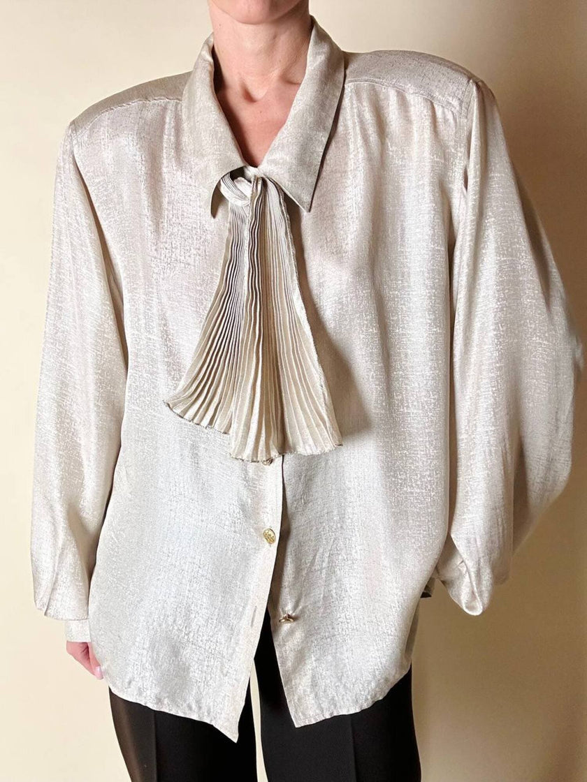 Camicia vintage in seta greige con sciarpina plissé e bottoni gioiello dorati