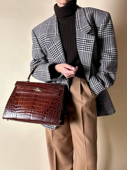 Borsa a trapezio in pelle di coccodrillo color cognac con tracolla e hardware oro Idra