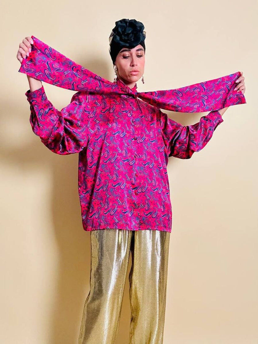 Camicia con fiocco al collo in raso di seta fucsia fantasia paisley