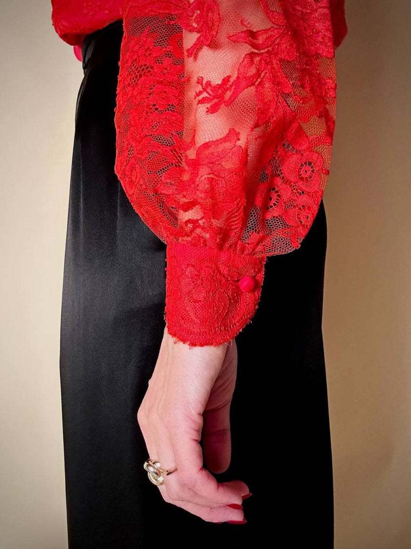 Camicia sartoriale in pizzo chantilly e organza di seta rossa