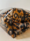 Clever Carriage Co. Tote-Bag aus leopardenmuster-PVC mit Griffen aus echtem Bambus