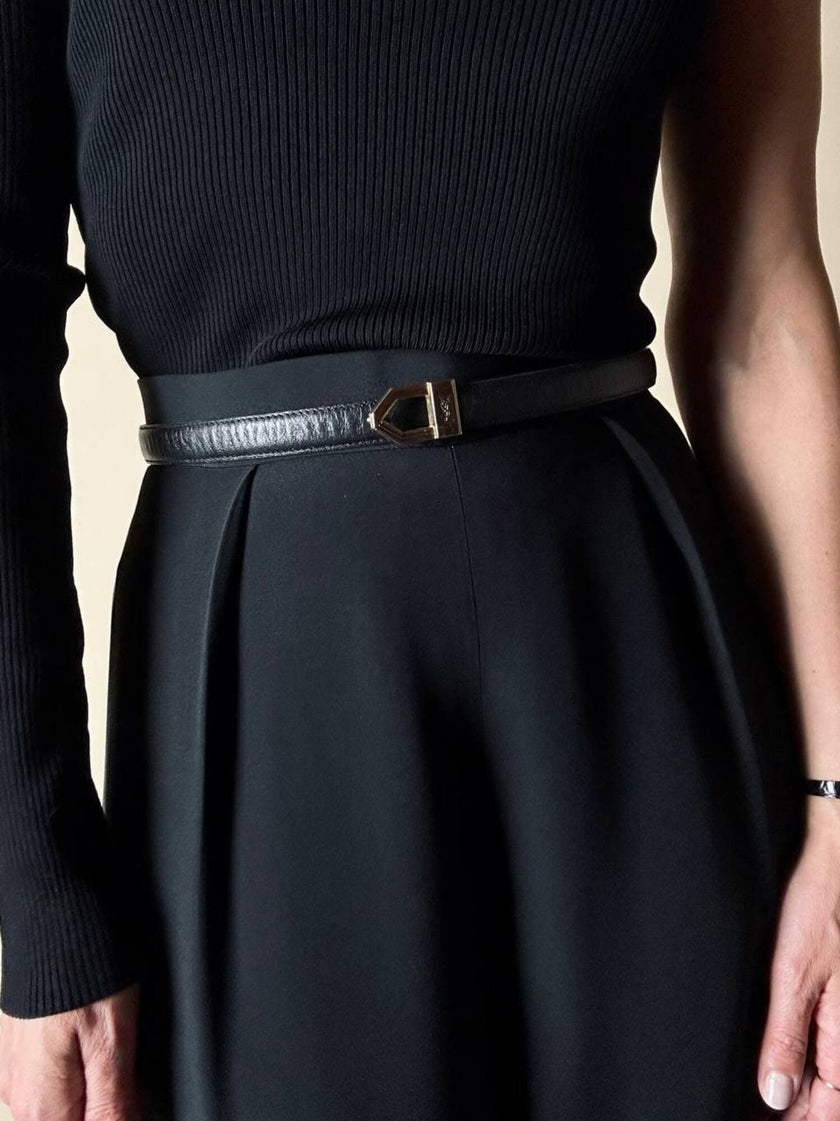 Cintura vintage Yves Saint Laurent in pelle nera con fibbia geometrica oro con logo YSL
