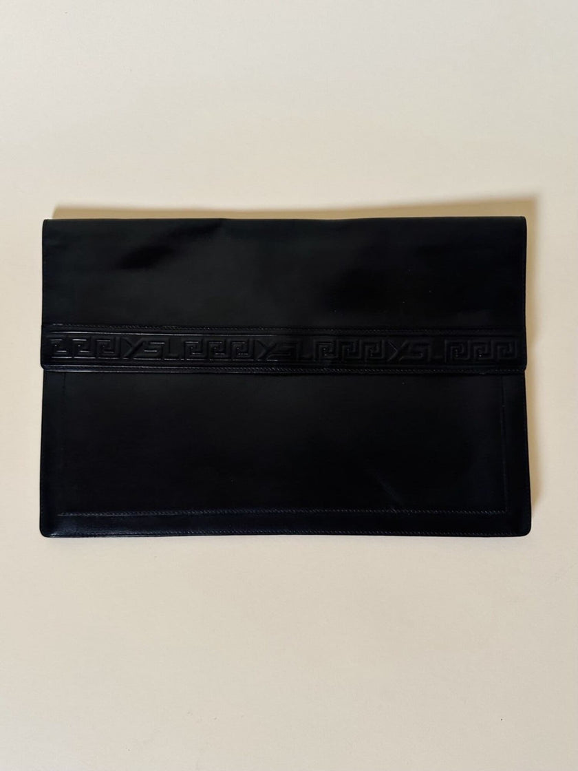 Pochette vintage Yves Saint Laurent in pelle nera con greca logata in rilievo