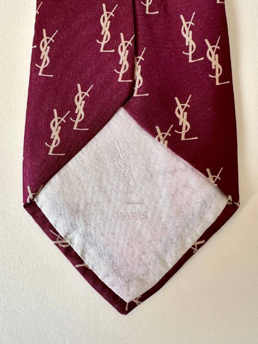 Cravatta Yves Saint Laurent in seta bordeaux con logo YSL beige allover