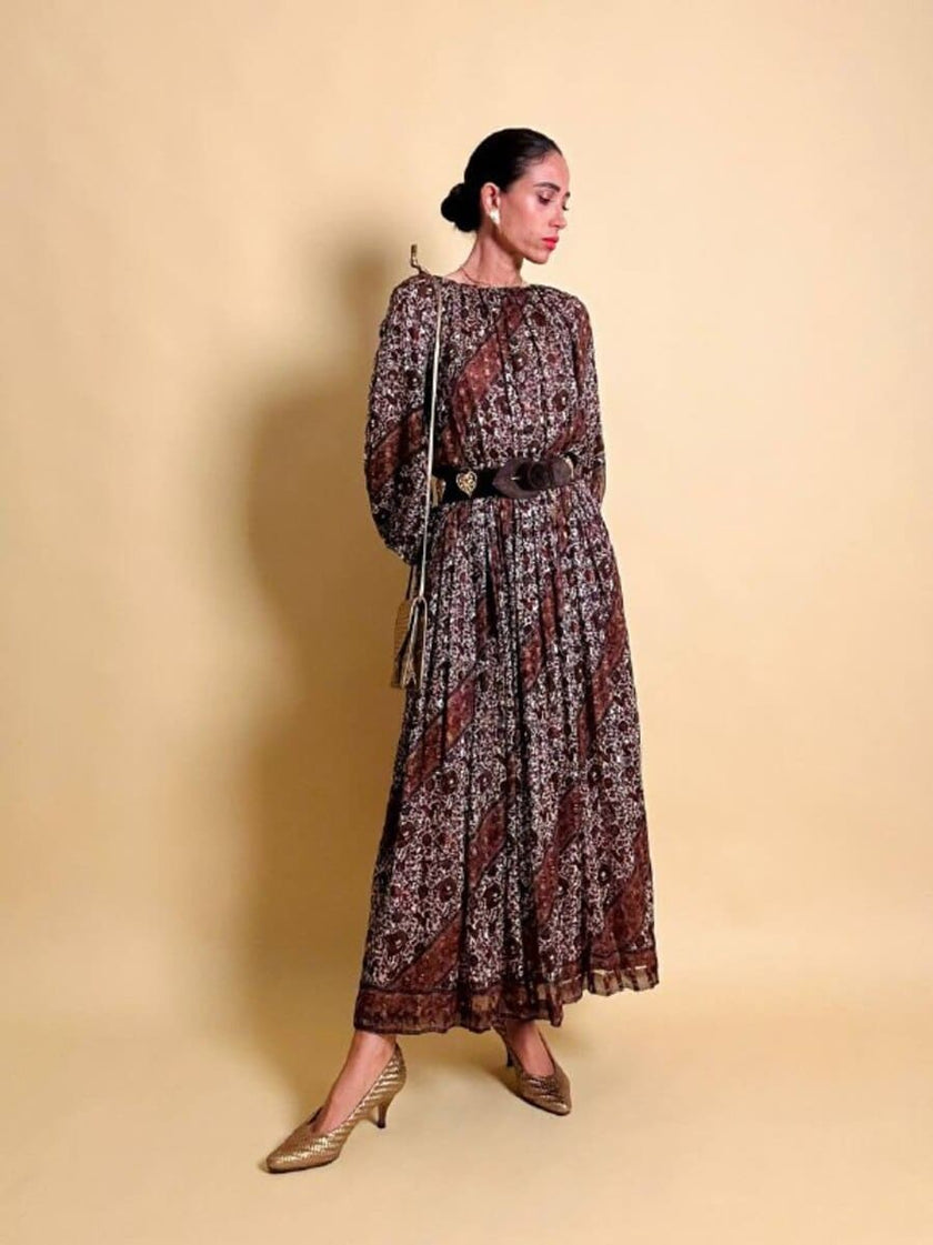 Cintura in suede marrone con maxi borchie a cuore 
