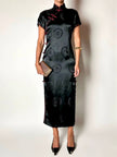 Qipao vintage in raso jacquard nero con profili e alamari neri e rossi