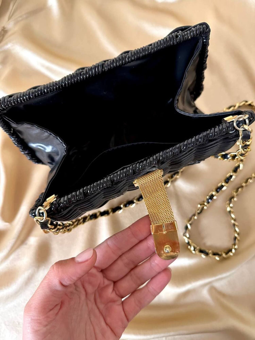 Sac bandoulière en osier et raphia noir avec bandoulière chaîne dorée