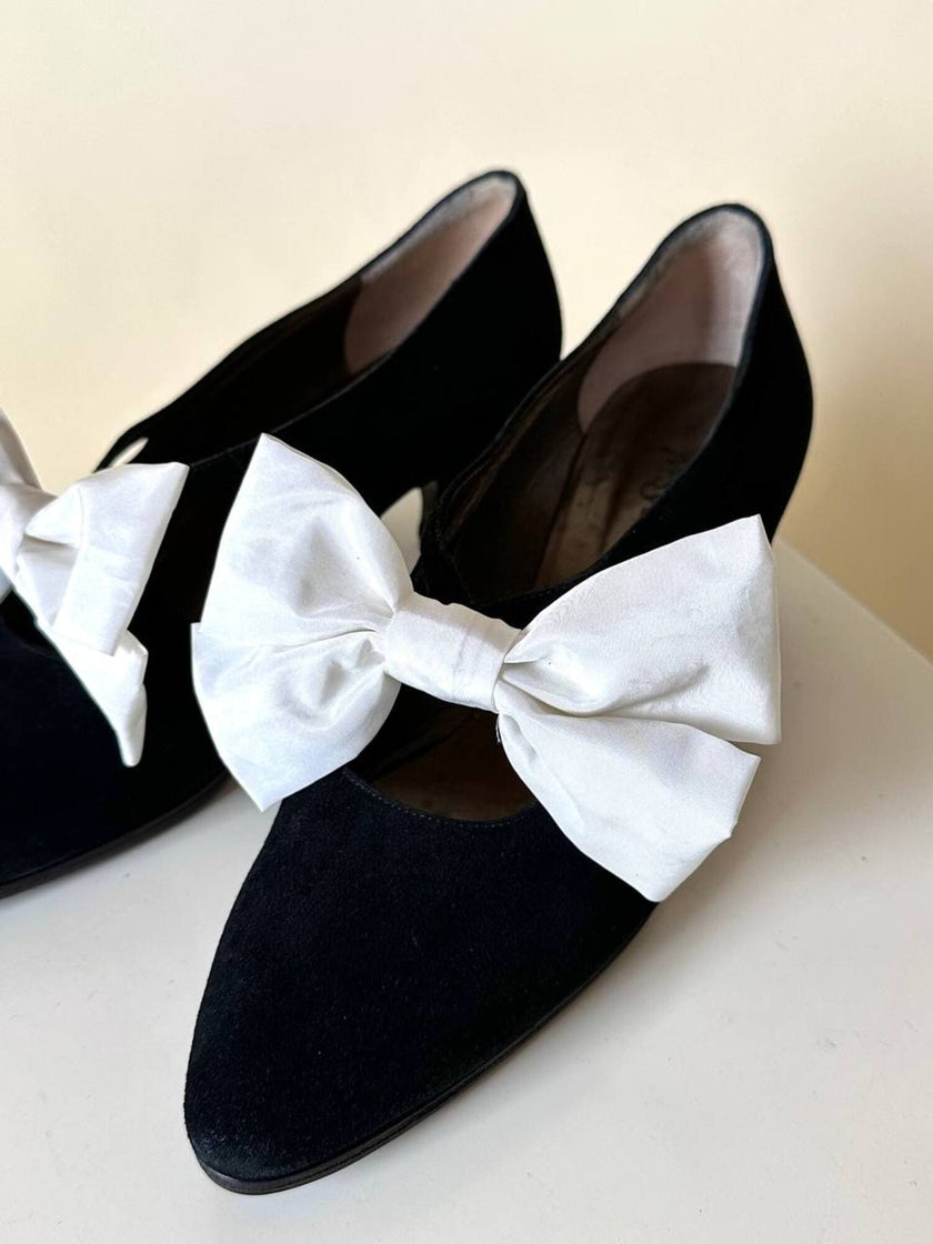 Scarpe vintage Yves Saint Laurent in camoscio nero con maxi fiocchi bianchi