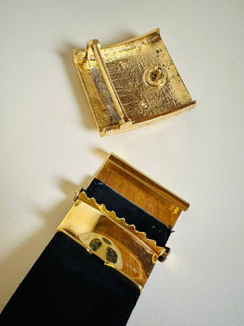 Cintura in camoscio nero con placca logata in metallo oro “Yves Saint Laurent”