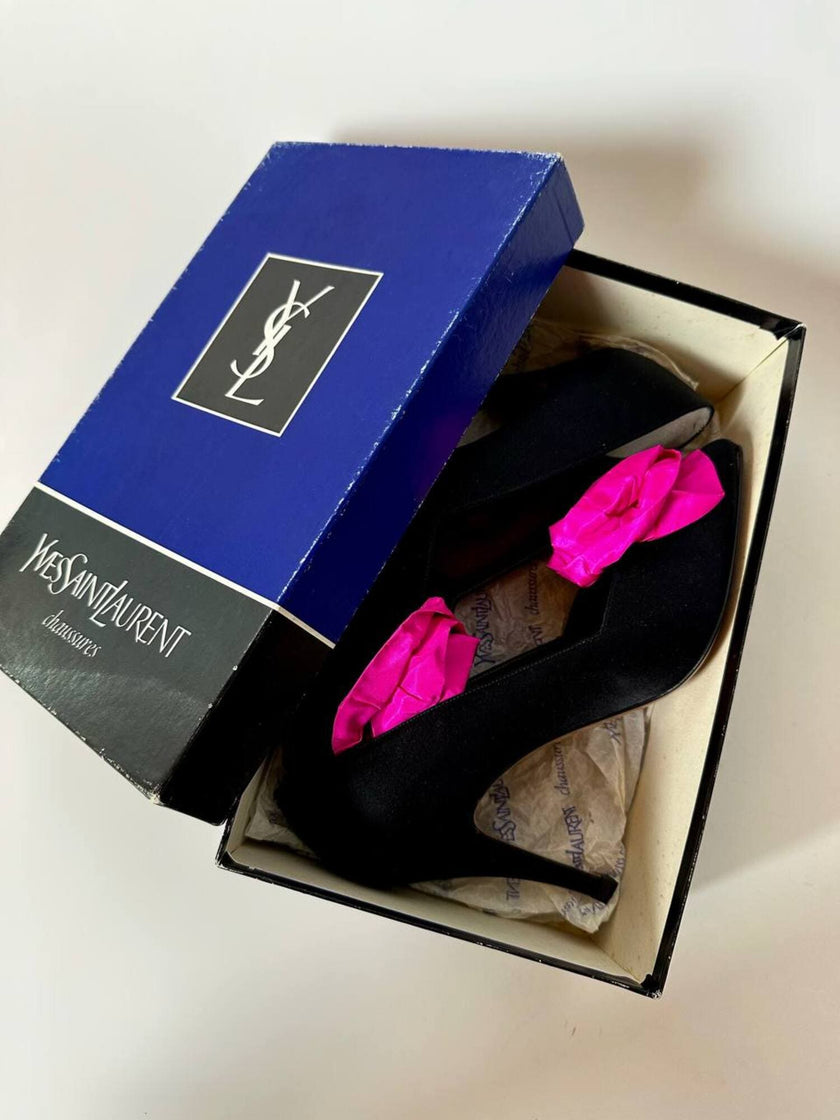 Décolleté vintage Yves Saint Laurent in raso di seta nero con rosa di taffetà fucsia