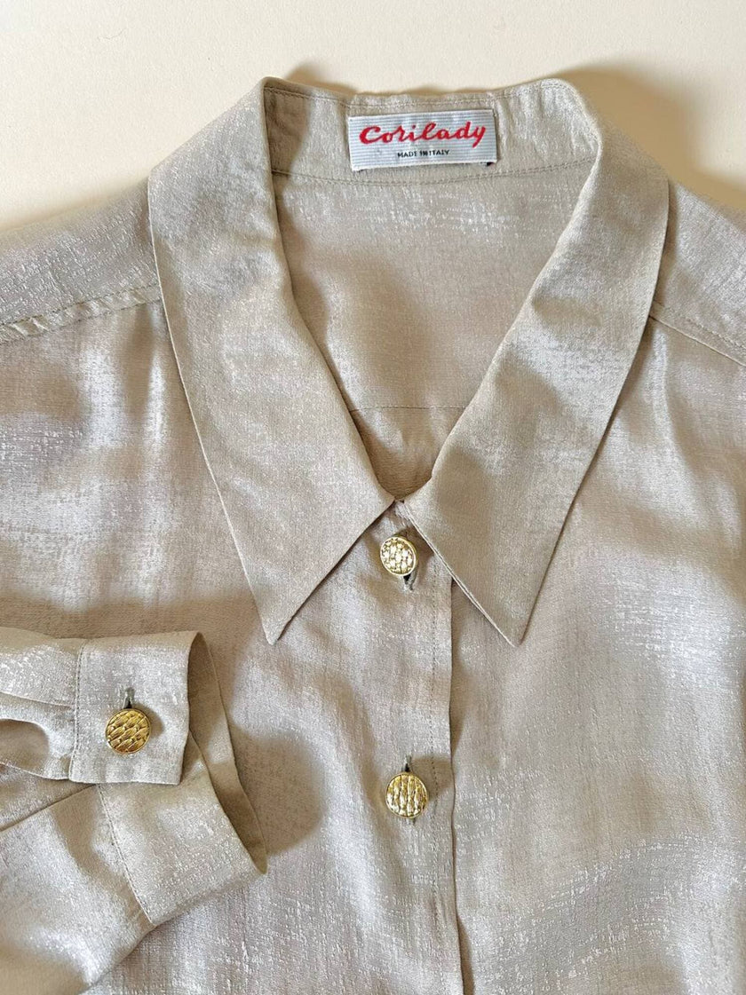 Camicia vintage in seta greige con sciarpina plissé e bottoni gioiello dorati