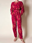 Jumpsuit sartoriale a fantasia floreale nei toni del rosso e maxi bottoni