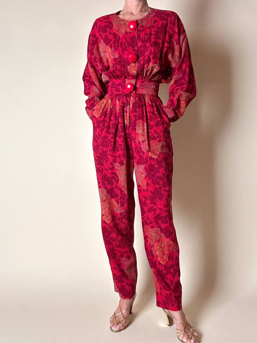 Jumpsuit sartoriale a fantasia floreale nei toni del rosso e maxi bottoni
