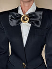 Spilla vintage modernista Monet spazzolato con maxi fiocco nero in raso di seta