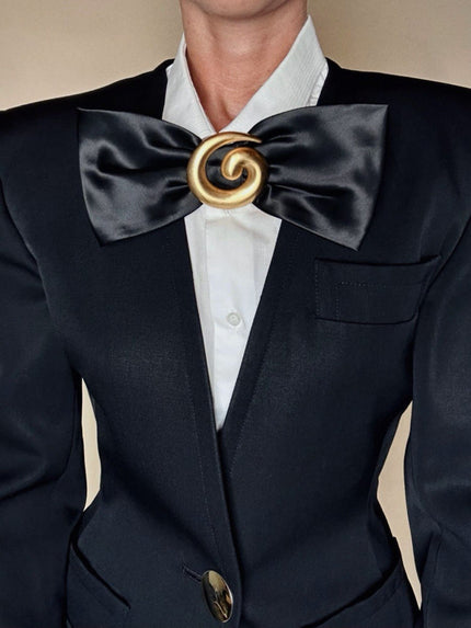 Spilla vintage modernista Monet spazzolato con maxi fiocco nero in raso di seta