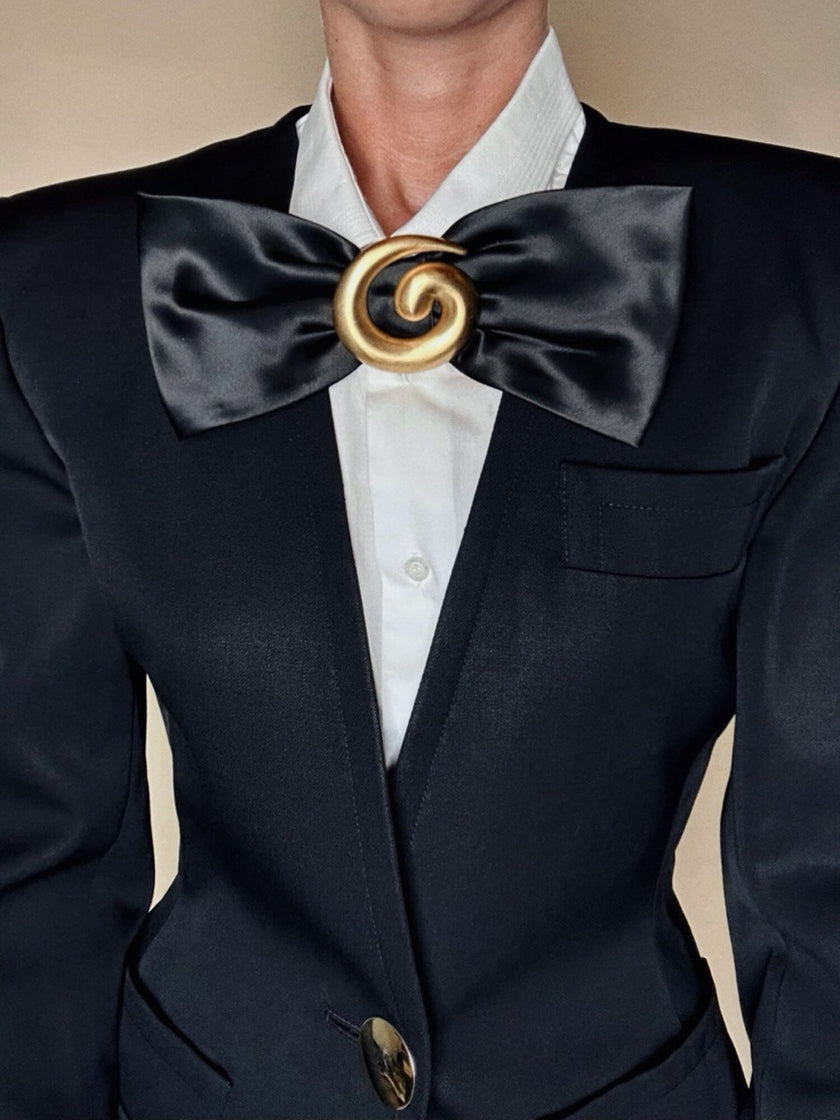Spilla vintage modernista Monet spazzolato con maxi fiocco nero in raso di seta
