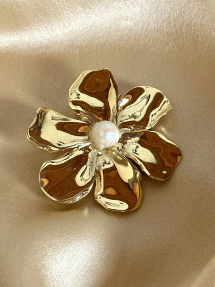 Spilla dorata a forma di fiore con perla cabochon “Yves Saint Laurent”