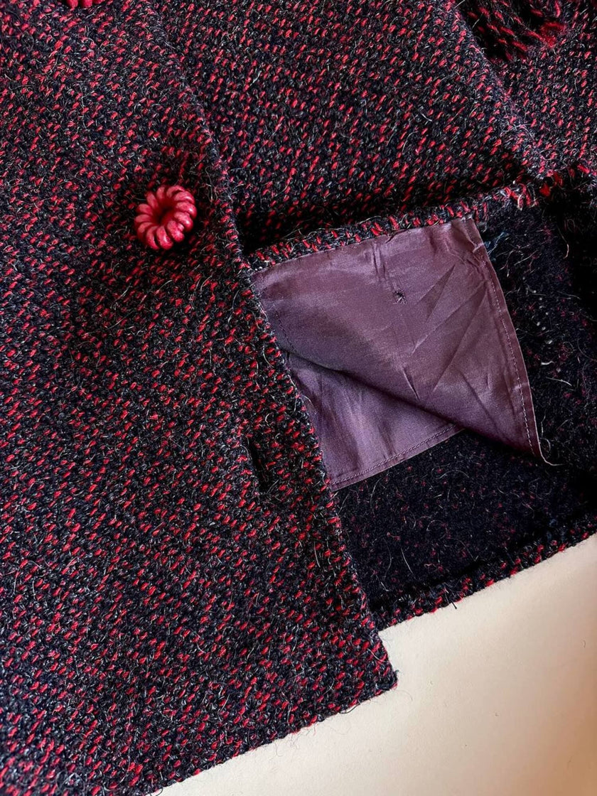Gonna sartoriale A-Line in lana bouclé grigio antracite e rosso con bottoni in pelle