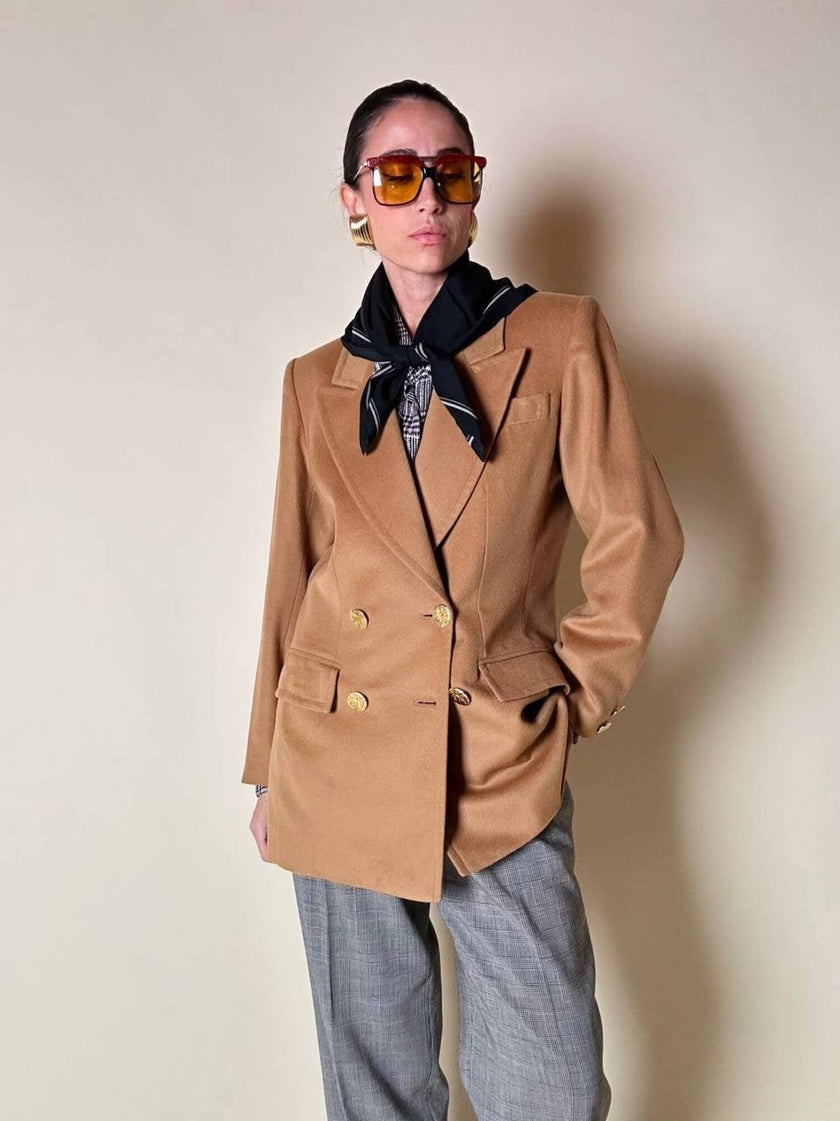 Blazer doppiopetto in lana color biscotto con bottoni dorati “Yves Saint Laurent”