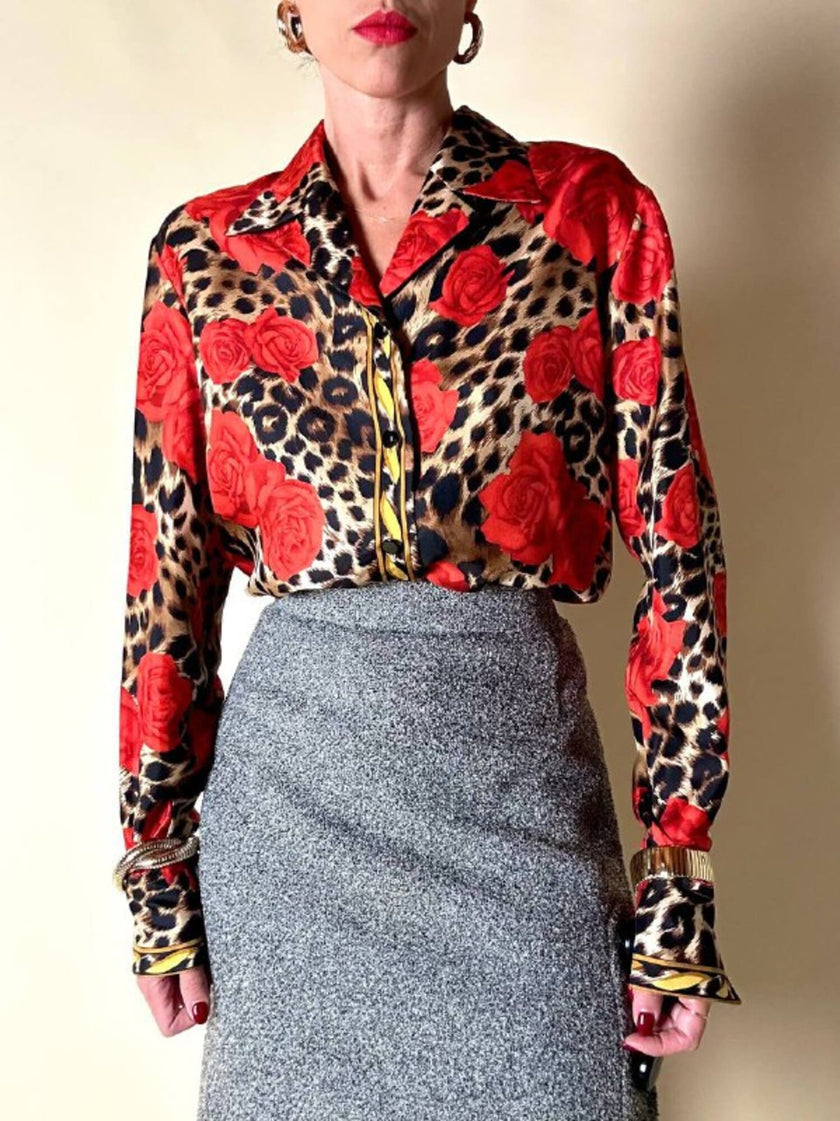 Camicia in seta leopardata con rose rosse e dettagli barocchi “Laurèl”