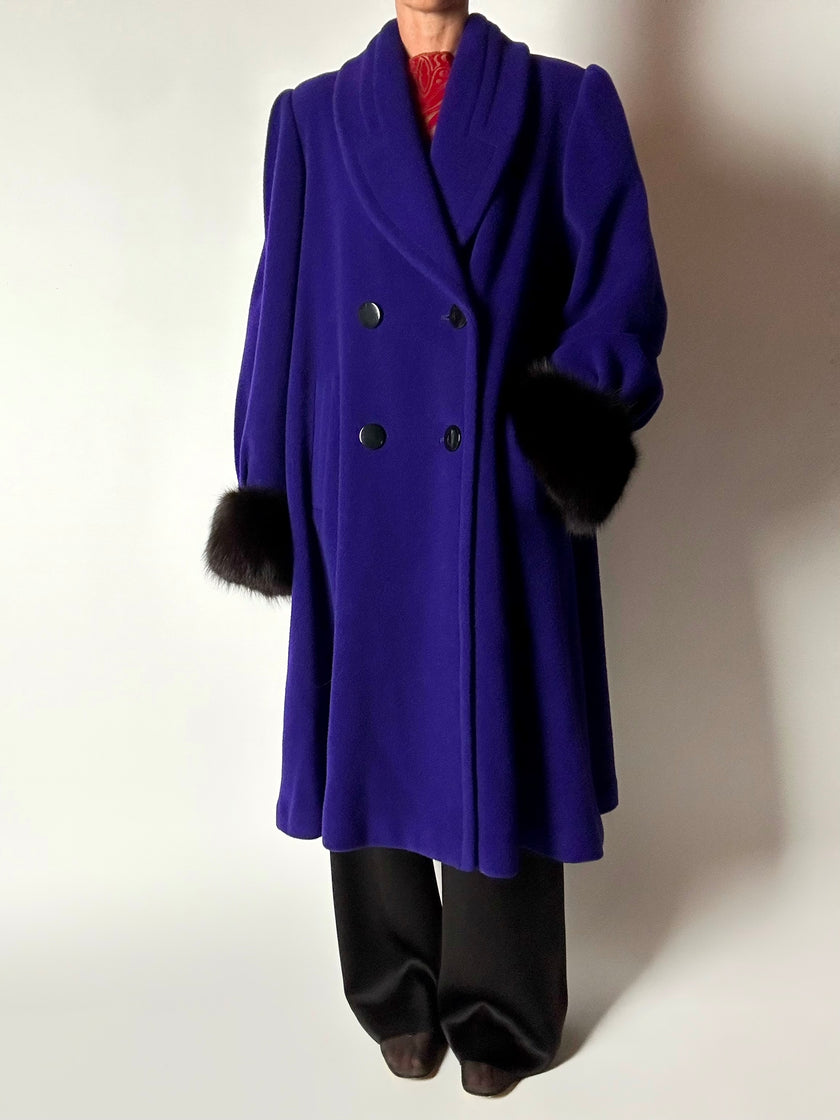 Cappotto vintage blu violaceo in lana con polsi in pelliccia di volpe nera