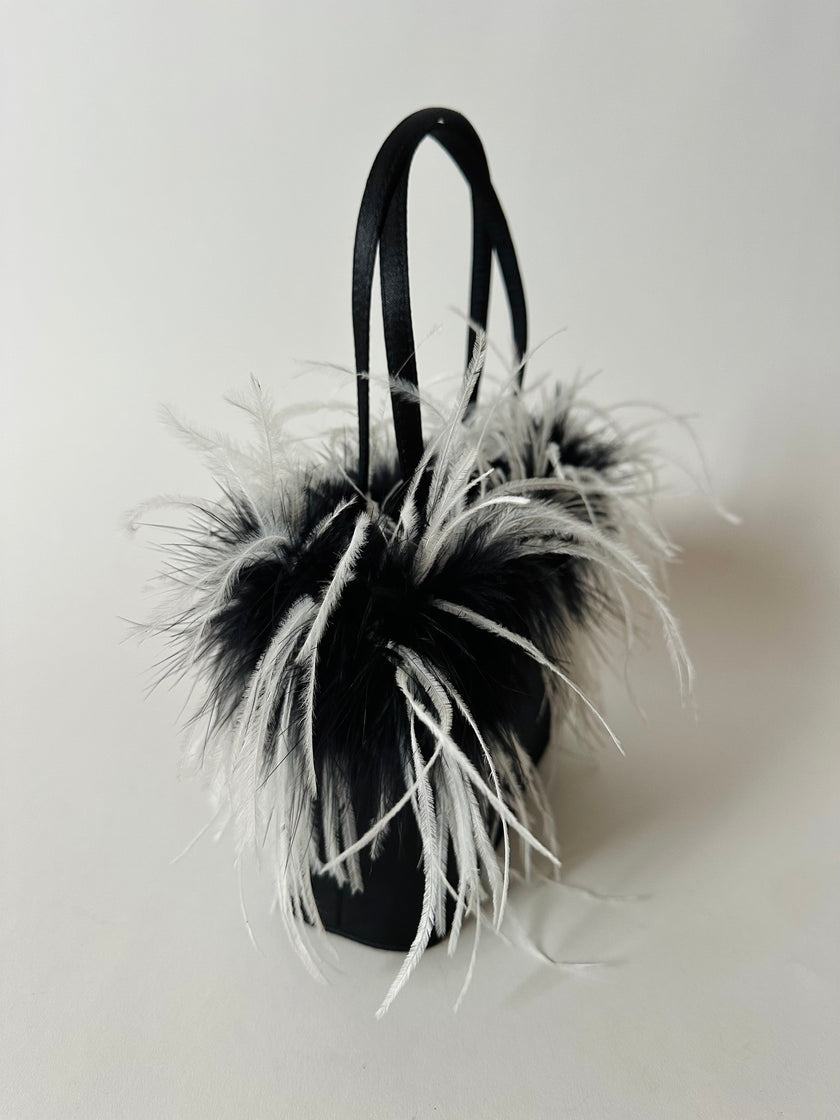 Borsa vintage in raso nero con piume di struzzo bianche e nere
