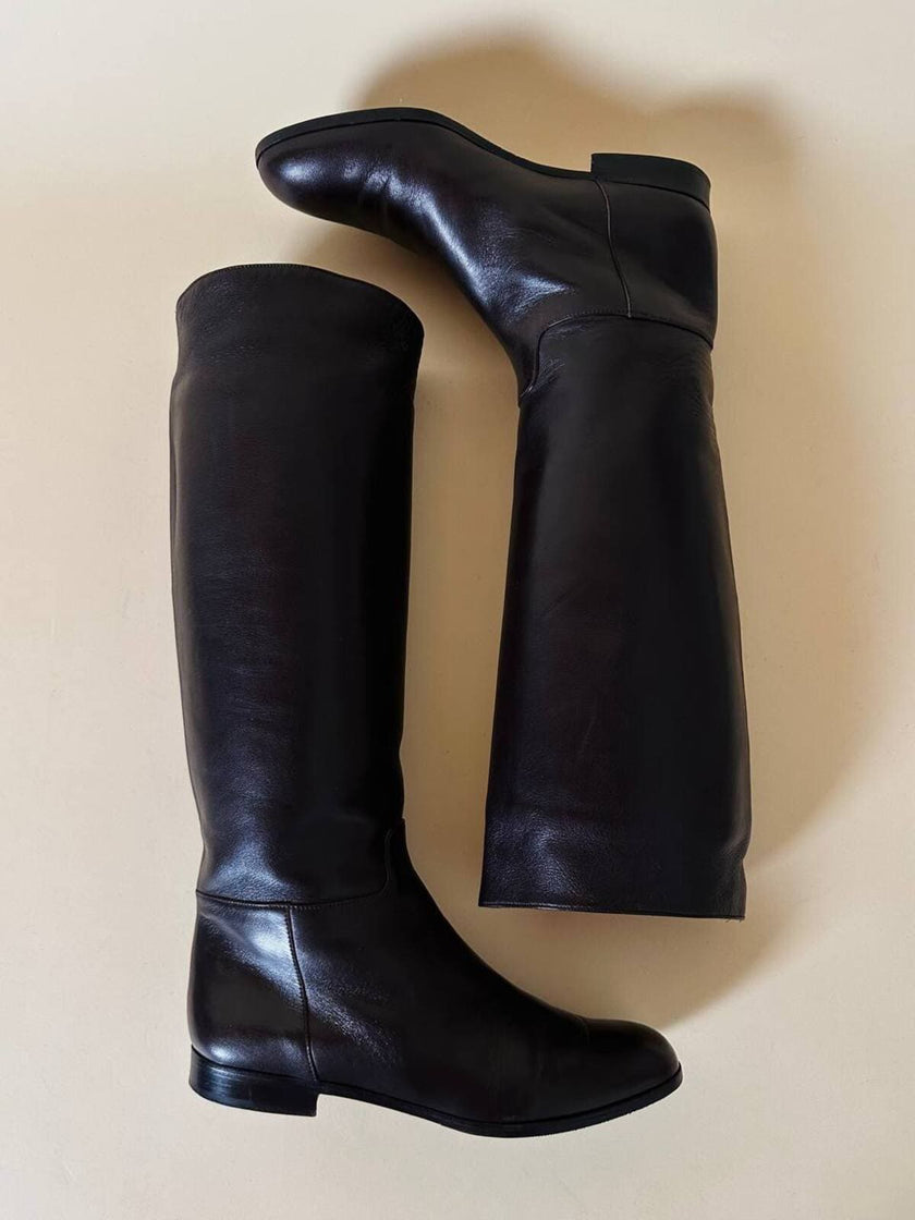 Stivali alla cavallerizza in pelle testa di moro “Istante” by Versace