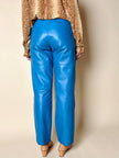 Pantalon en cuir bleu céruléen taille haute avec ceinture assortie