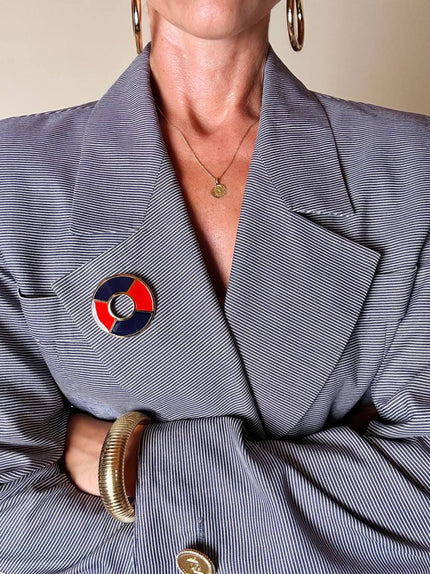 Spilla Yves Saint Laurent a forma di salvagente in metallo oro e smalto rosso e blu