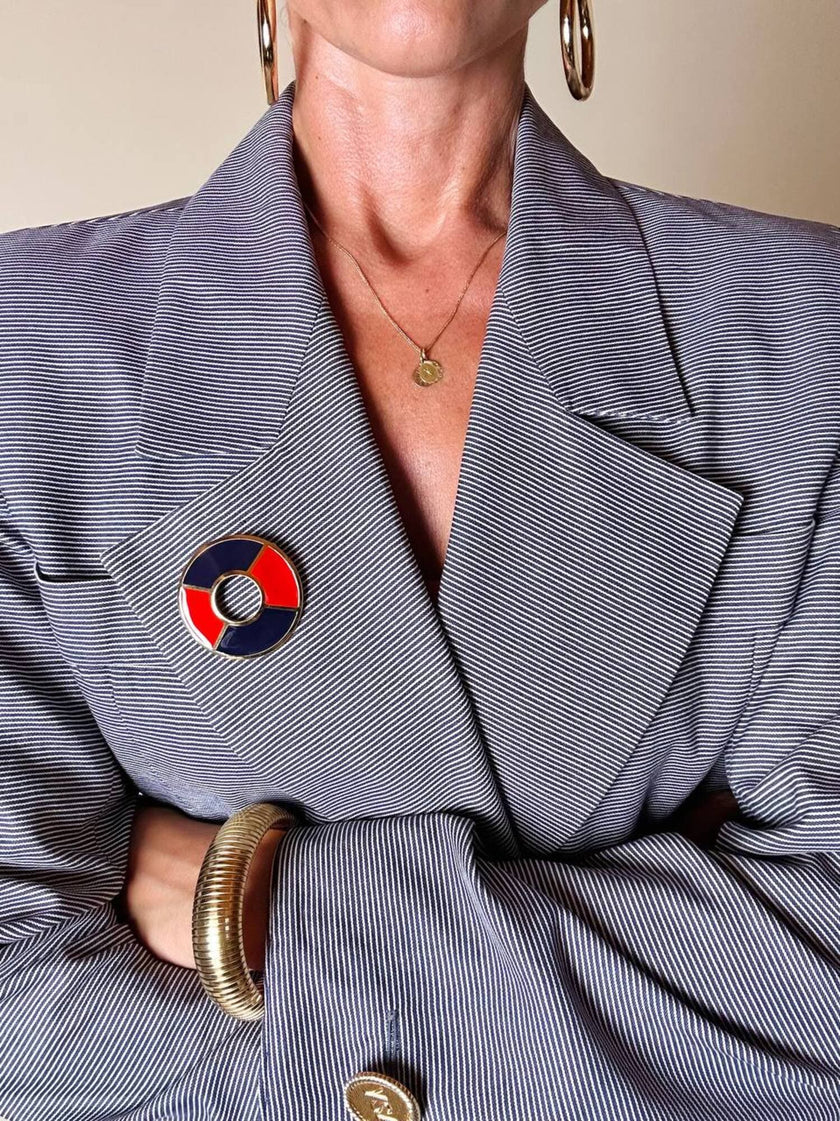 Spilla Yves Saint Laurent a forma di salvagente in metallo oro e smalto rosso e blu