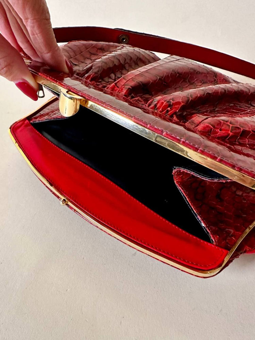 Pochette in whips rossa con tracolla regolabile