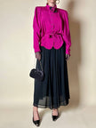 Camicia in crepe color ciclamino con spilla a forma di rosa e bottoni gioiello “Dorette”