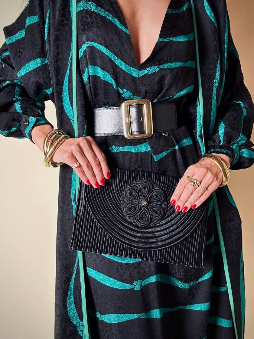 Pochette a busta in passamaneria nera con tracolla “Nina Ricci”