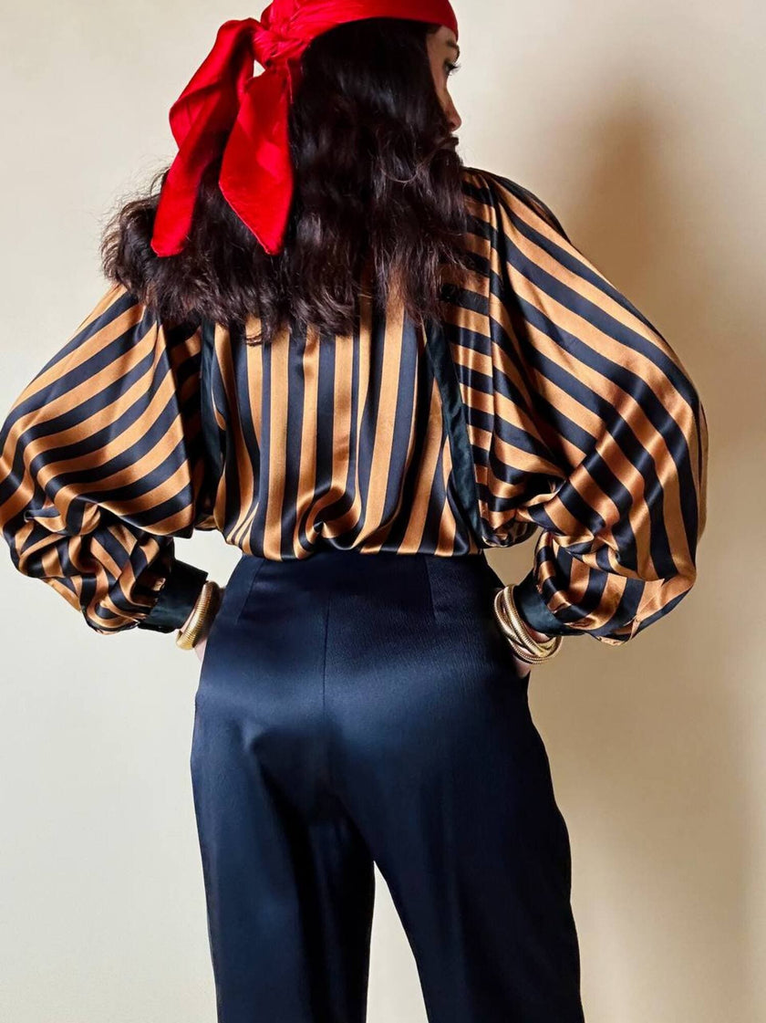 Camicia in raso di seta a righe nere e ruggine con maniche a pipistrello “Manú”
