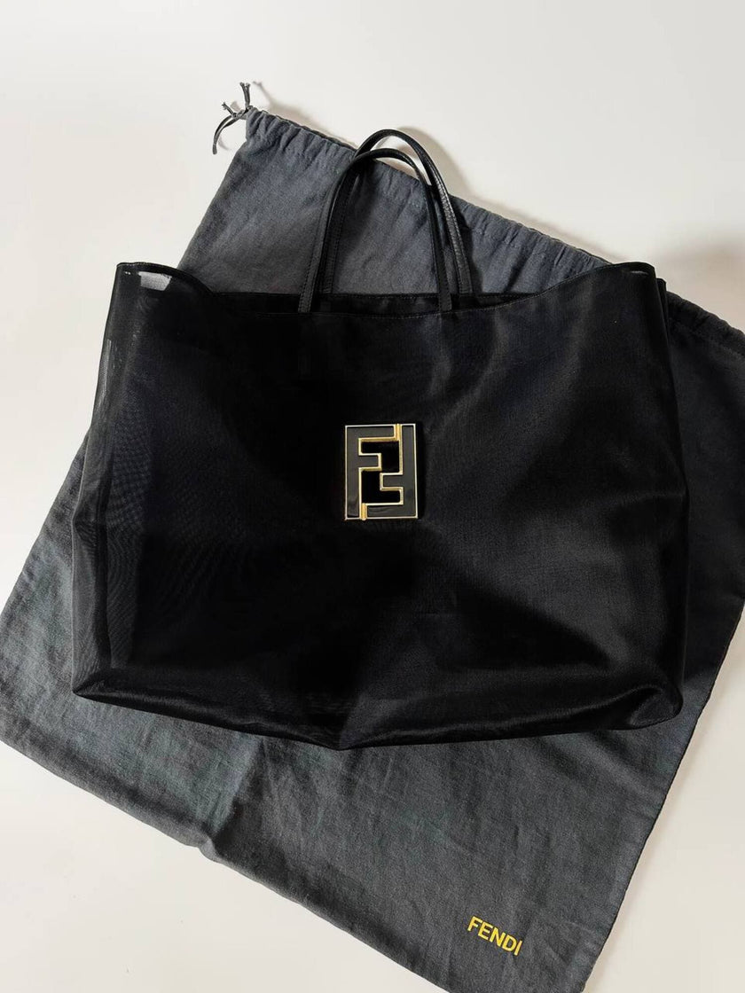 Borsa vintage Fendi in rete mesh nera con maxi logo FF