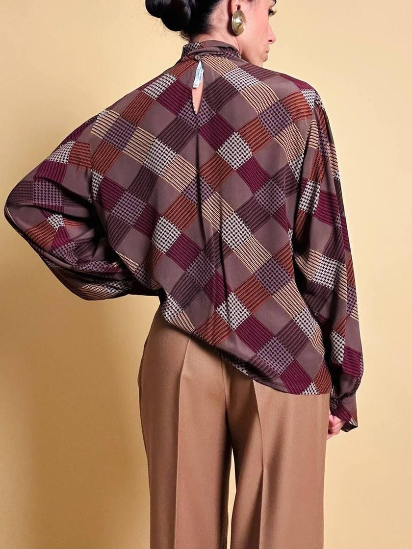 Bluse mit Schleifenkragen aus gemusterter Seide mit Rauten- und Hahnentritt-Details
