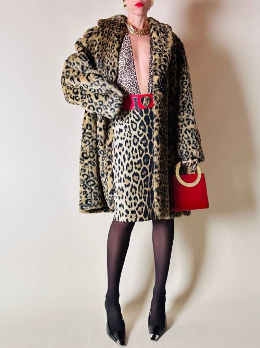 Eco pelliccia leopardata con maxi bottoni neri